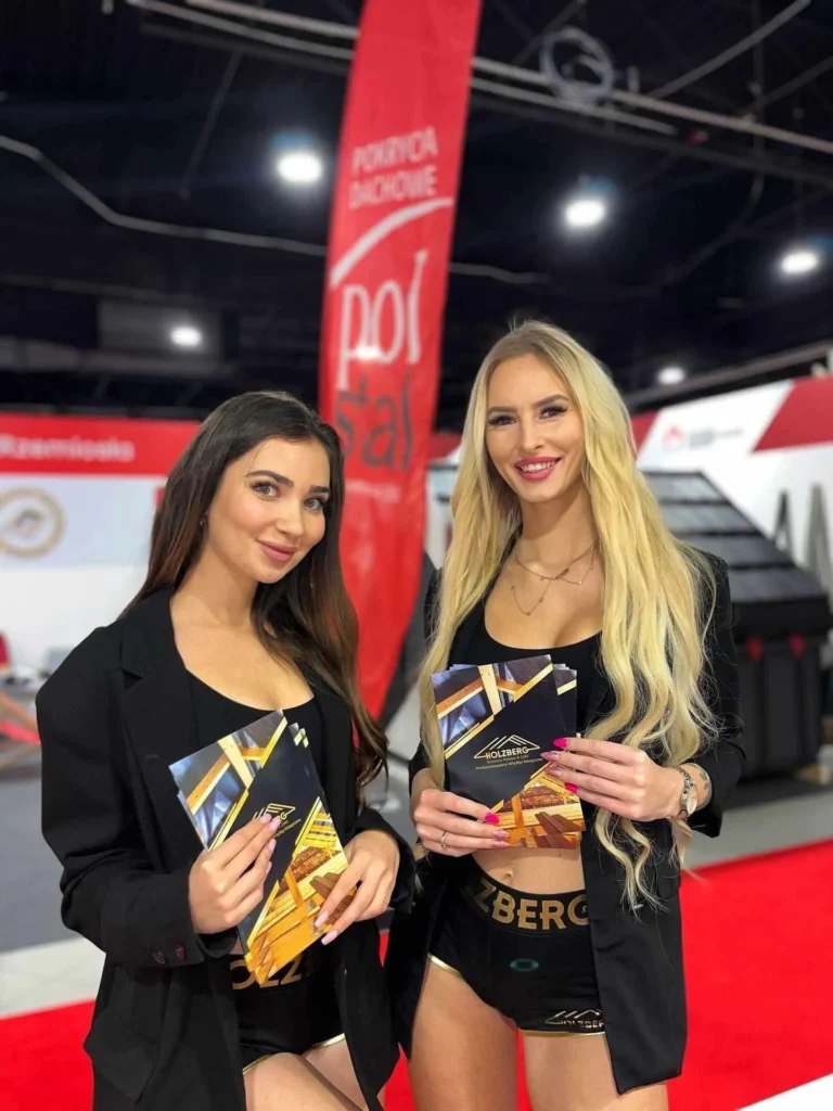 Hostessy promujące pokrycia dachowe Holzberg w Krakowie